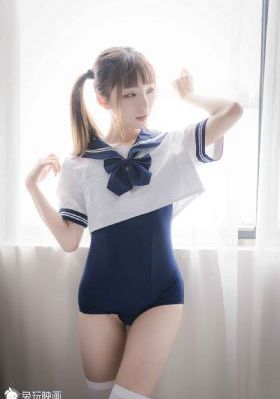 隔着衣服轻揉她的胸_1080日本电影免费